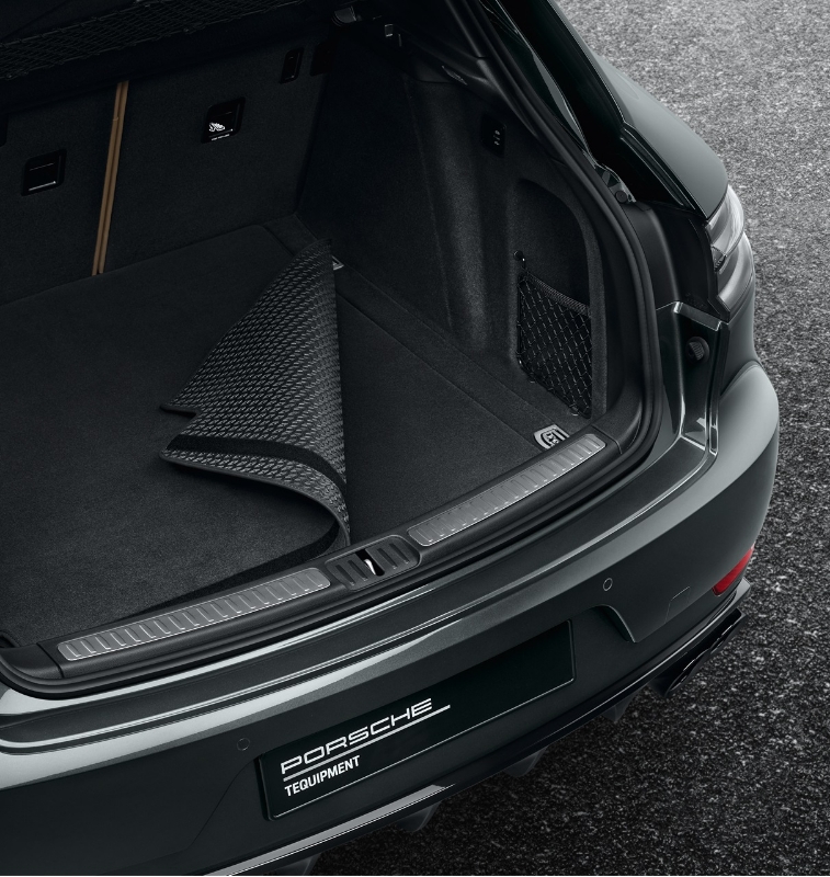 Picture of Macan Reversible Cargo Mat in Black